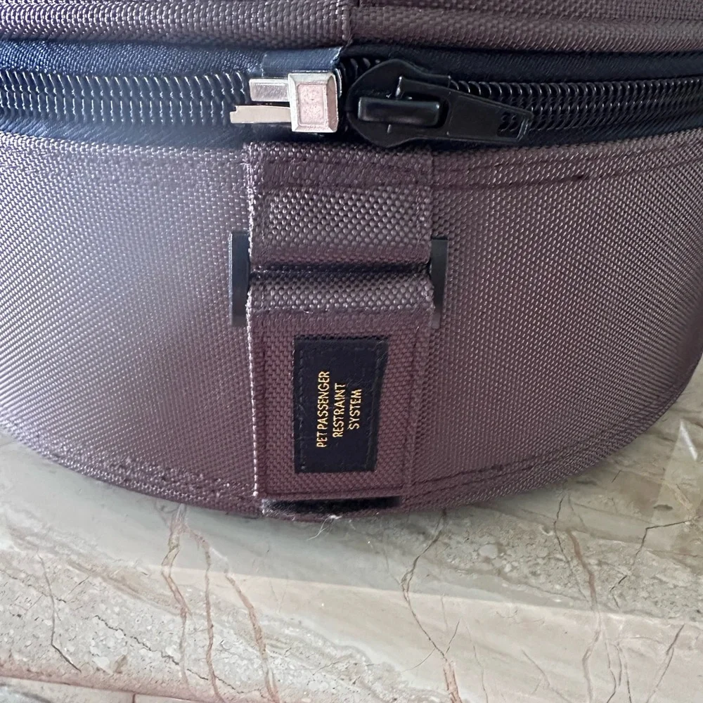 #103 Sleepypod Mini Brown for 3.3 dog. EUC